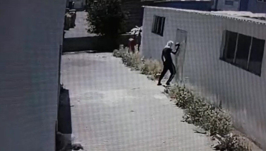Hırsızlık yaptı, parmak izi kalmasın diye kapıyı sildi