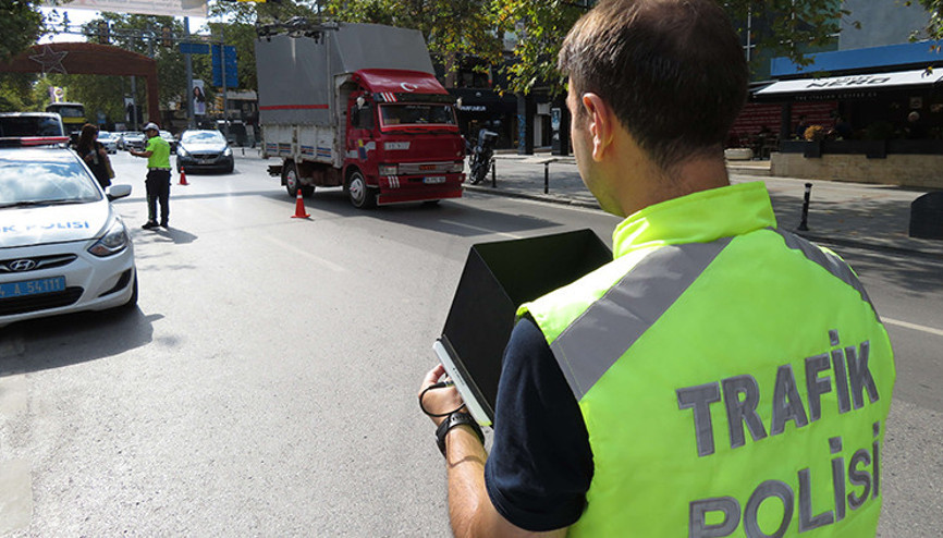 Ceza kesilen sürücüden şaşkına çeviren sözler: Emniyet kemerini hiç takmıyorum, ilk defa ceza yiyorum