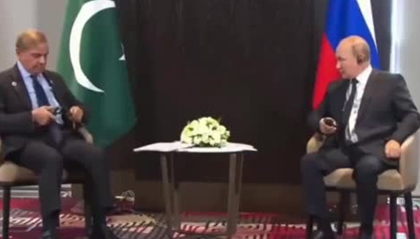 Pakistan Başbakanı Şerif’in Putin’le görüşmesinde kulaklıkla sınavı