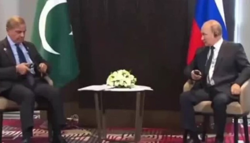 Pakistan Başbakanı Şerif’in Putin’le görüşmesinde kulaklıkla sınavı
