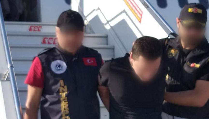 Çok sayıda suçtan aranıyordu, Ahmet Emre Olur Türkiyeye getirildi Çok sayıda suçtan aranıyordu, Ahmet Emre Olur Türkiyeye getirildi