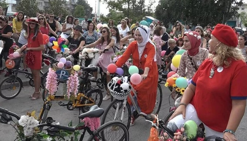Süslü Kadınlar Otomobilsiz Kentler Günü için pedal çevirdi