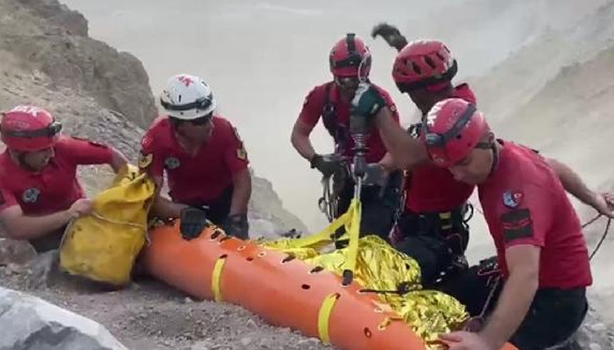 Erciyese zirve tırmanışı yapan dağcıların üzerine kaya yuvarlandı: 1 ölü, 2 yaralı