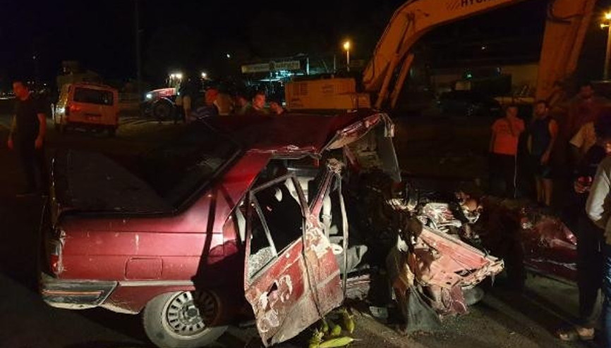 Minibüse çarpan otomobildeki kardeşler öldü