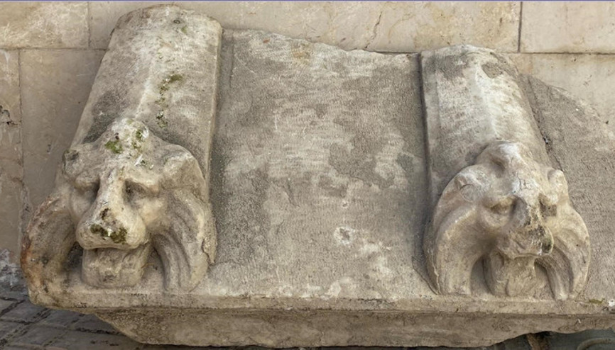 Roma dönemine ait mezar taşını satamadan yakalandı Roma dönemine ait mezar taşını satamadan yakalandı