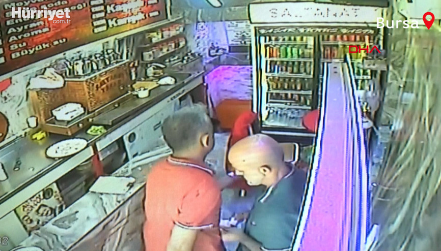 Tost yeme yarışmasında altın kazanamayınca iş yeri sahibinin telefonunu çaldı Tost yeme yarışmasında altın kazanamayınca iş yeri sahibinin telefonunu çaldı