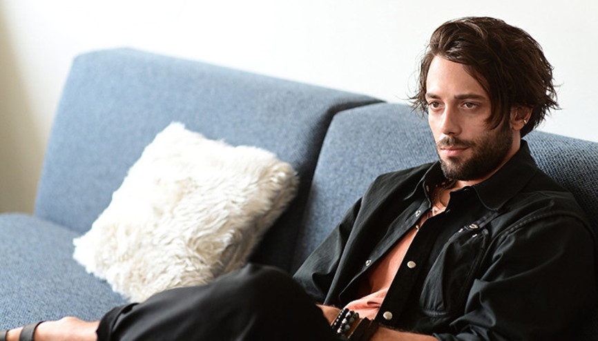 O Kız dizisinin Ozanı Cengiz Orhonlu kimdir, kaç yaşında, nereli Ünlü ses sanatçısı Kamuran Akkorun torunu Cengiz Orhonlu O Kız da