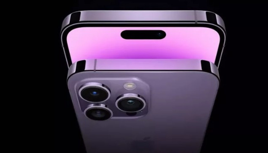 Türkiyede satışa çıkan yeni model Apple  telefonu almak için sıraya girdiler