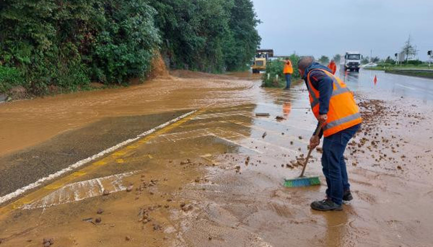 Rizede sağanak; şelale kara yoluna taştı Rizede sağanak; şelale kara yoluna taştı
