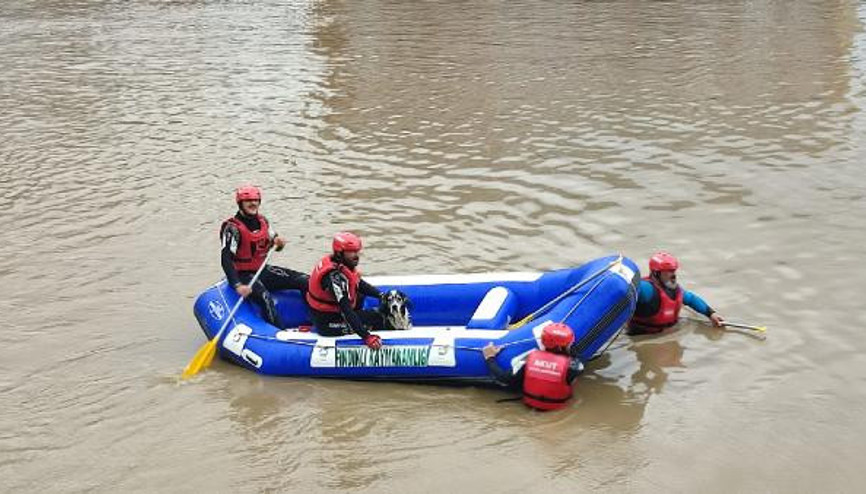 Dereye düşen köpek botla kurtarıldı Dereye düşen köpek botla kurtarıldı