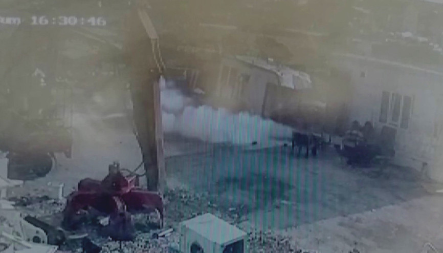 Yangın tüpü bomba gibi patladı, o anlar güvenlik kamerasına yansıdı