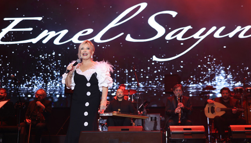 Kuruçeşme Açıkhavadan Emel Sayın geçti