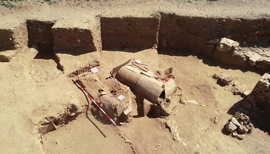 Çanakkalede Parion Antik Kentinde anne ve çocuğuna ait 2 bin yıllık mezar bulundu Çanakkalede Parion Antik Kentinde anne ve çocuğuna ait 2 bin yıllık mezar bulundu