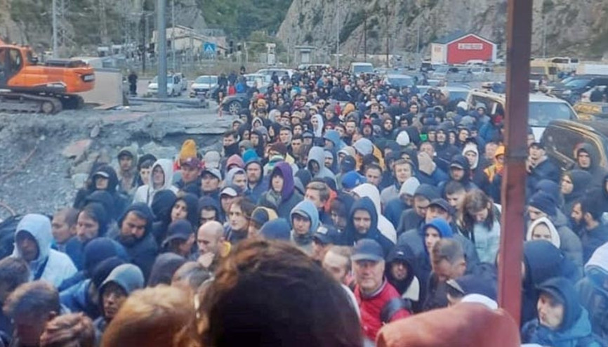 Ruslar akın akın kaçıyor... Gürcistan sınırından 115 bin kişi geçti