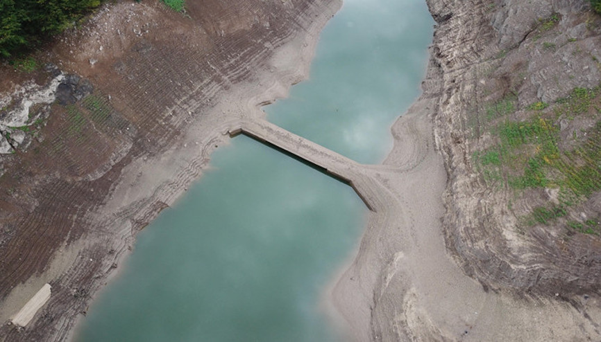 Yuvacık Barajında sular çekildi, eski köprü ortaya çıktı Yuvacık Barajında sular çekildi, eski köprü ortaya çıktı