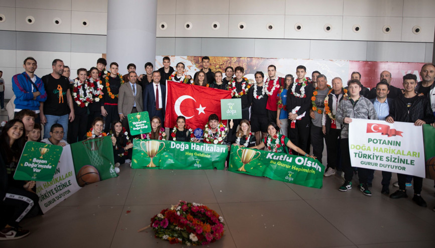 Potada büyük gurur yaşatan öğrencilere coşkulu karşılama