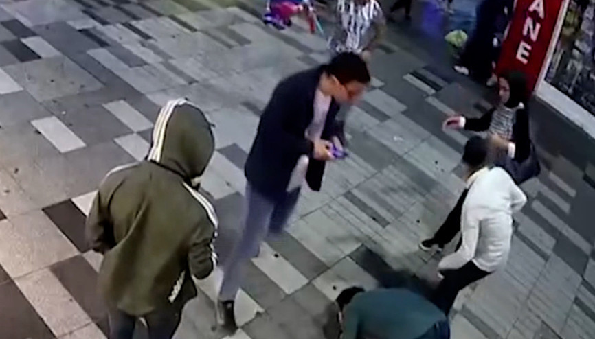 Sokakta yürürken seken kurşunla vurulduğu anlar kamerada