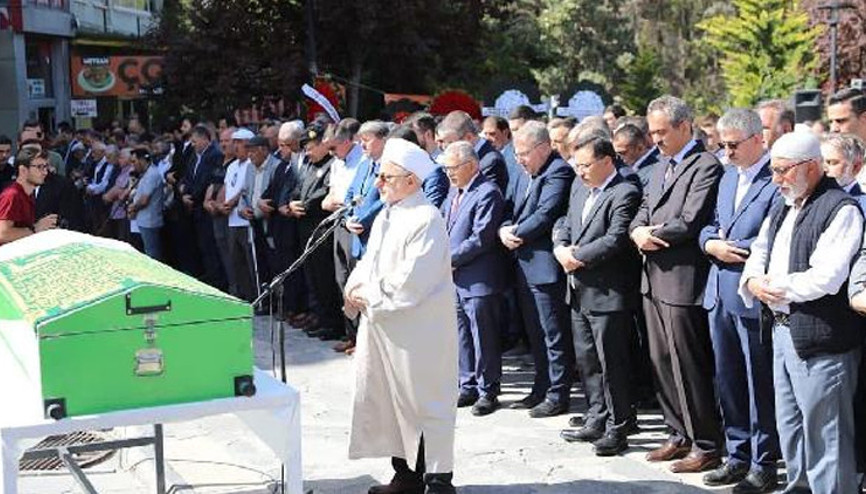 Bakan Özer, Bakan Yardımcısı Yılmazın annesinin cenazesine katıldı
