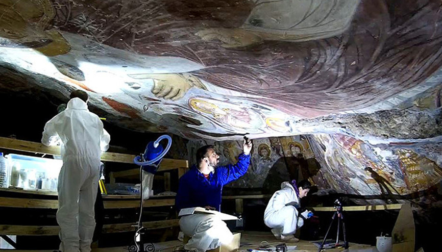 Sümelada fresklere kazınan isimler için çalışma İğne ile kuyu kazar gibi çalışıyorlar