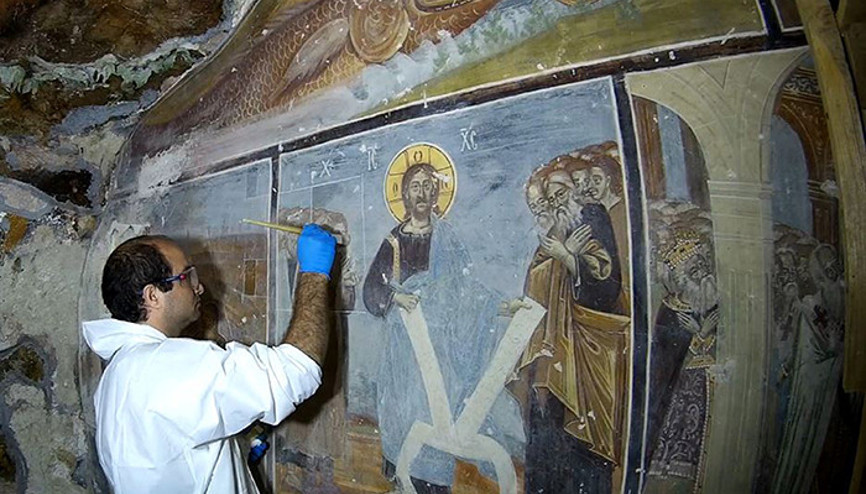 Sümela Manastırında fresklere kazınan isimlerin silinmesi için çalışma başlatıldı