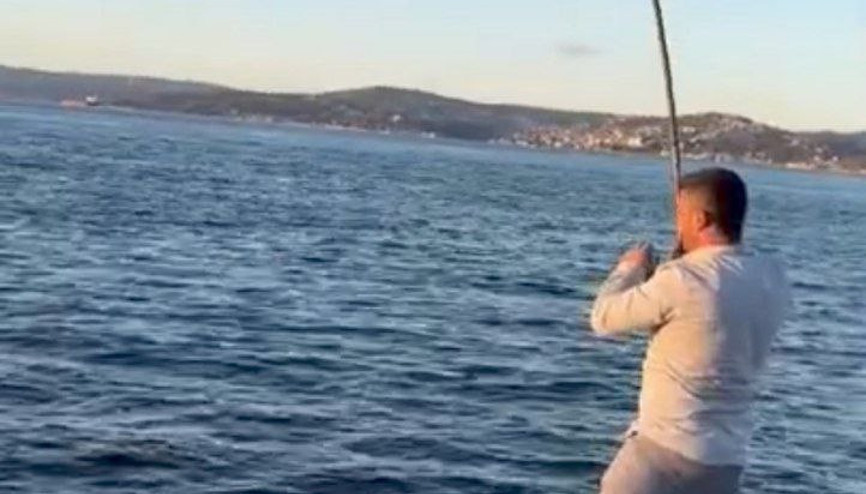 Beykozda şaşkına çeviren olay: Vatandaşın oltasına köpek balığı takıldı