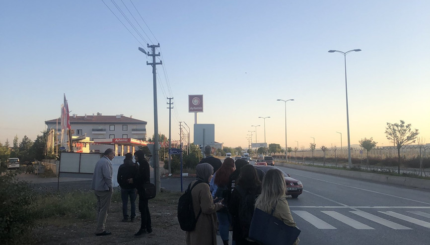 Dolu otobüs durmuyor yolcular isyan ediyor