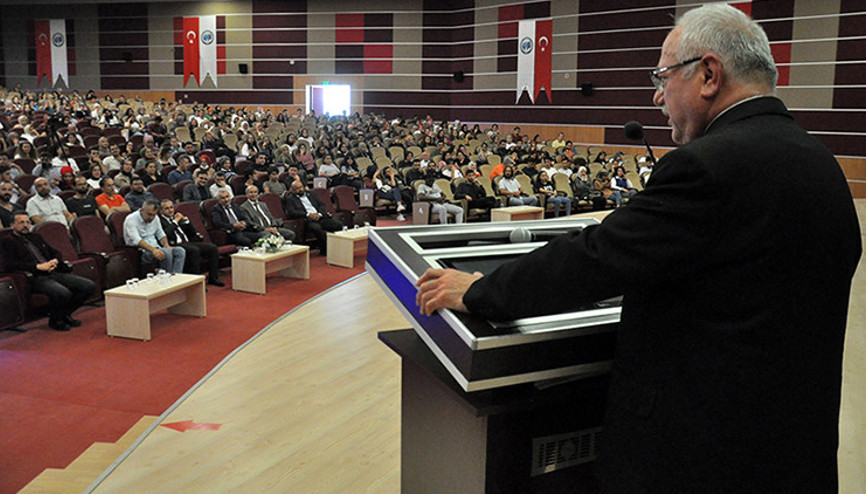 Karamanda rektör Prof. Dr. Namık Aktan yeni öğrencilere vampirli uyarı: Gece dışarı çıkarken dikkatli olun