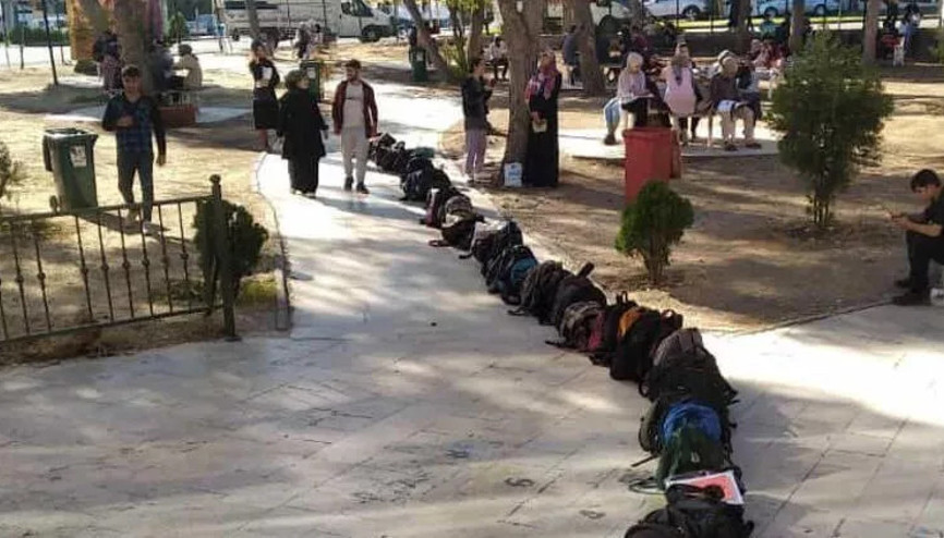 Kütüphaneye girmek için çanta sırası