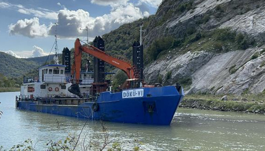 Bartın Irmağı dibinden toprak yığınları temizleniyor