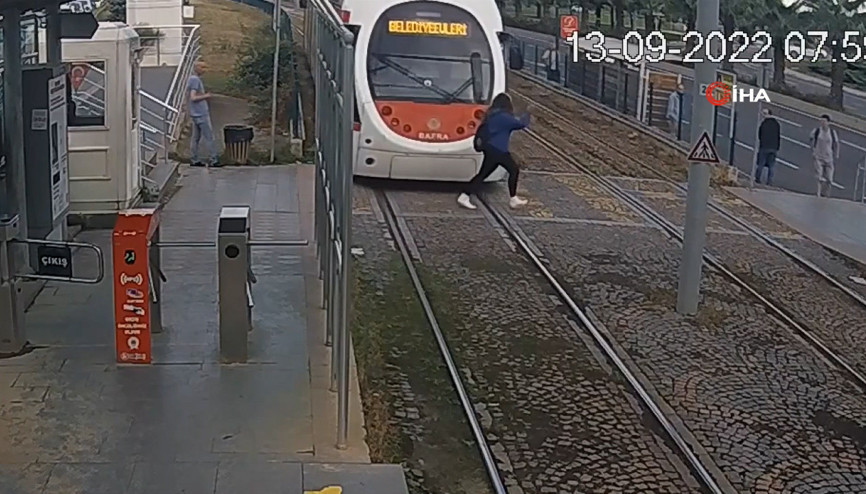 Vatmanın yaptığı ani fren, genç kızın hayatını kurtardı İşte o anlar...
