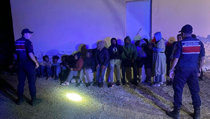 Kuşadasında 27 kaçak göçmen yakalandı