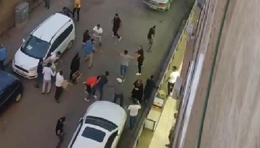 Husumetli grup ortalığı savaş alanına çevirdi Taş ve sopalarla birbirlerine girdiler