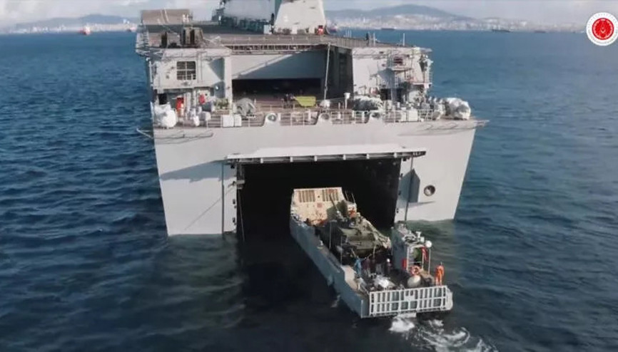 Altay tankı ANADOLU gemisine LCM ile yüklendi