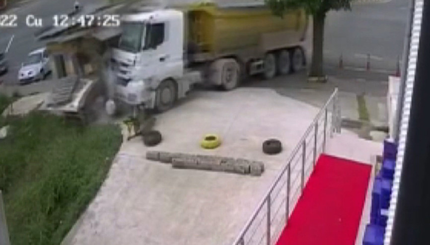 Freni boşalan kamyon, taksi durağını yıktı O anlar kamerada