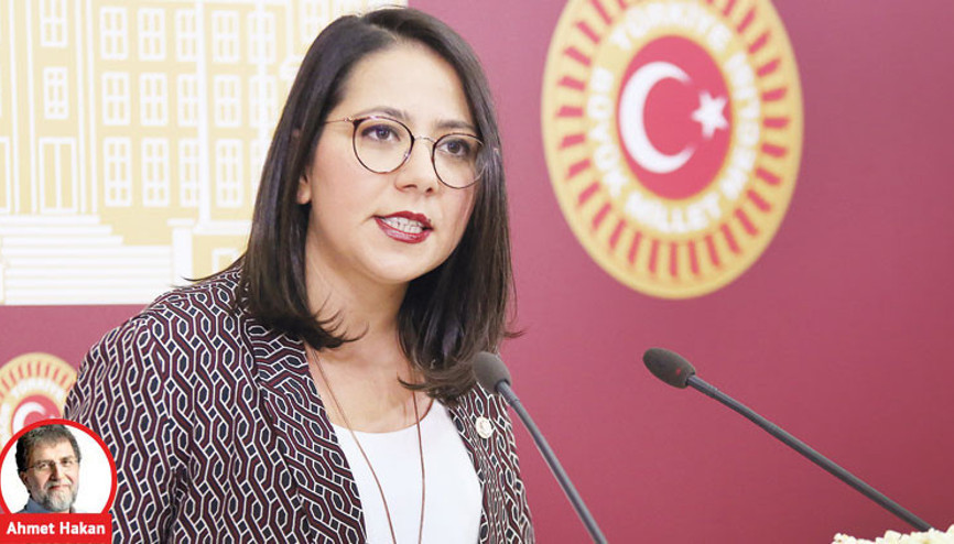 Konforlu alanda slogan atıp alkış toplamak