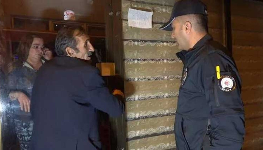 Müşteri içeride kahve içerken, çay ocağını kilitleyip çorbacıya gitti