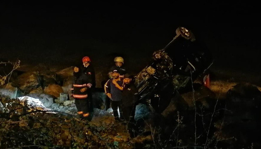 Trabzon’da hafif ticari araç kayalıklara uçtu: 1 ölü, 3 yaralı