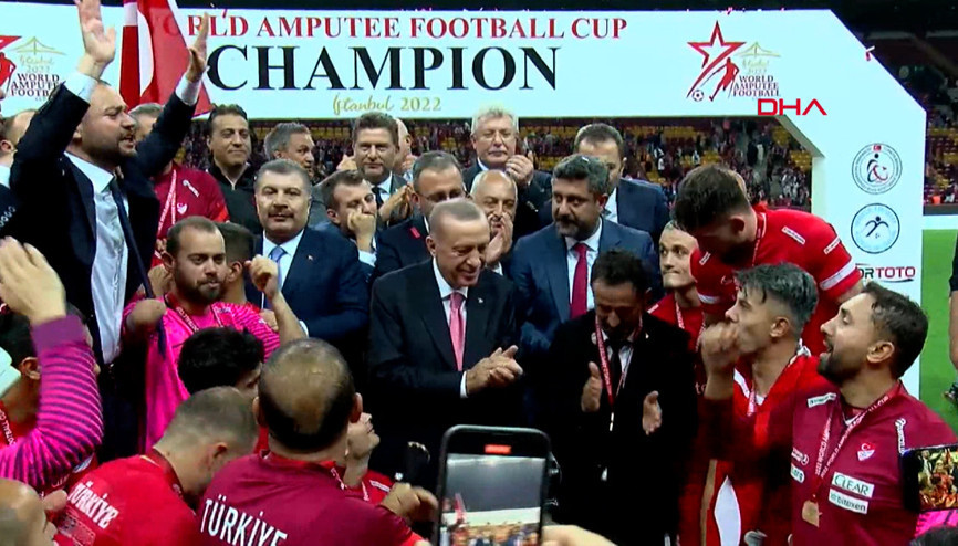 Ampute Futbol Milli Takımı, kupasını Cumhurbaşkanı Erdoğanın elinden aldı