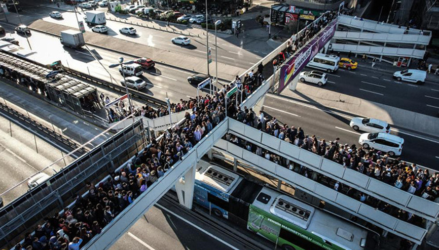 Metrobüse ulaşım kuyruğu üst geçidi kilitledi