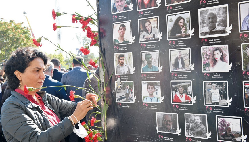 Gar katliamına hüzünlü anma