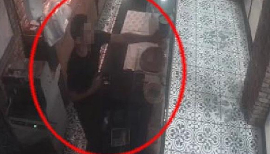 SMAlı çocukların bağış kumbaralarını çaldı: Anbean kamerada SMAlı çocukların bağış kumbaralarını çaldı: Anbean kamerada
