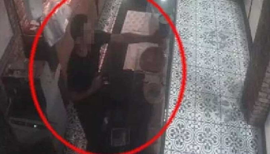 SMAlı çocukların bağış kumbaralarını çalan hırsız anbean kamerada SMAlı çocukların bağış kumbaralarını çalan hırsız anbean kamerada