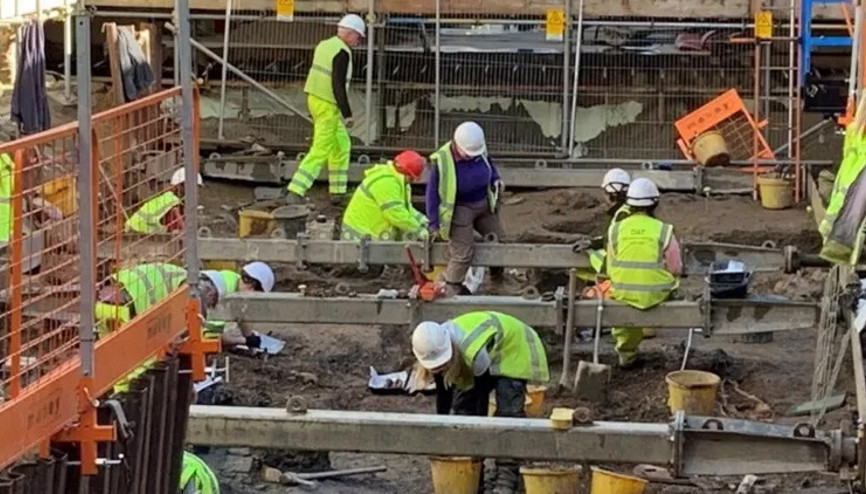 G﻿allerde eski bir mağazanın altında Orta Çağdan kalma iskeletler bulundu