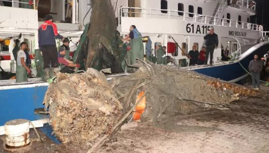 Dalgıçlar için batırılan uçak enkazı balıkçıların ağına takıldı