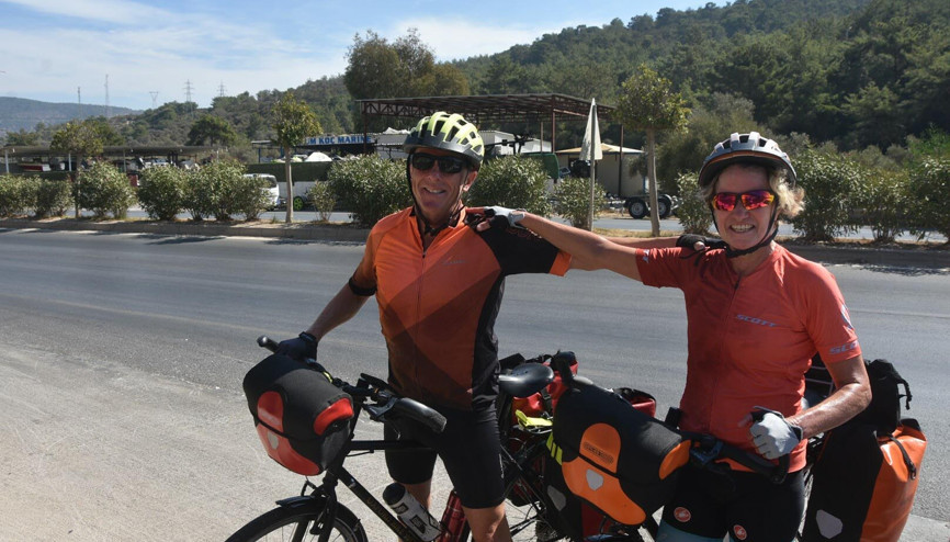 Fransa’dan yola çıkan çift, 107 gün sonra Bodrum’a ulaştı Fransa’dan yola çıkan çift, 107 gün sonra Bodrum’a ulaştı