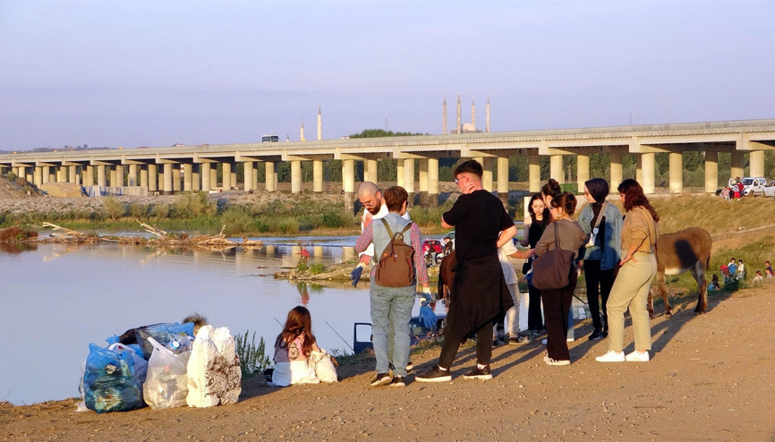 Derste Meriç Nehri kıyısında çöp topladılar Derste Meriç Nehri kıyısında çöp topladılar