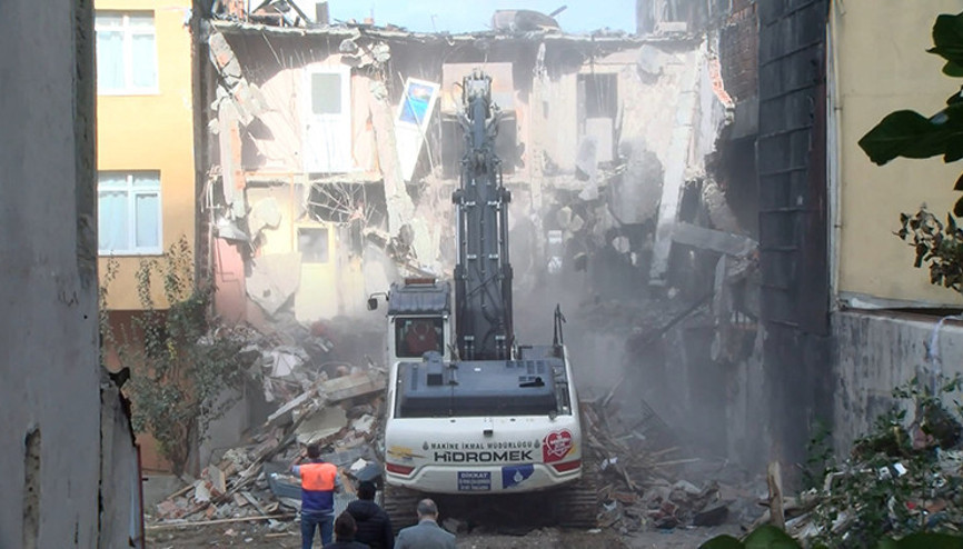 Kadıköy’de 3 kişinin hayatını kaybettiği bina yıkıldı