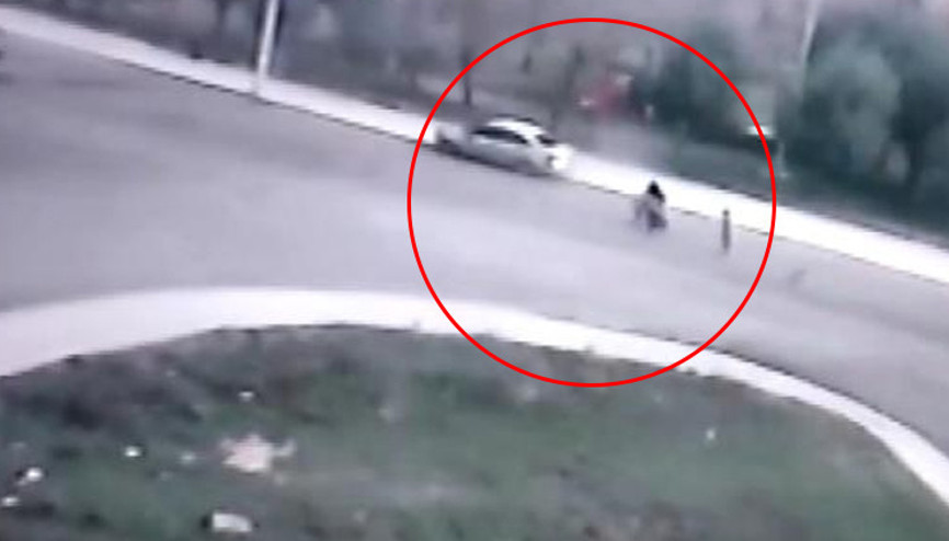 Arnavutköyde otomobilin altında kalmaktan saniyelerle kurtuldular