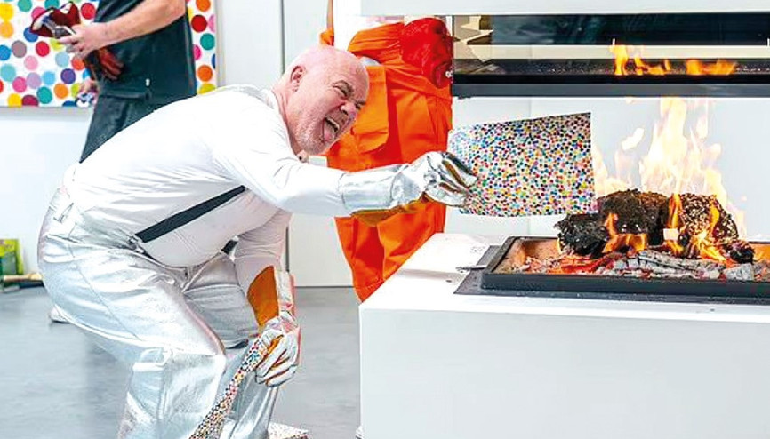 Sanat eserlerini yakıyor