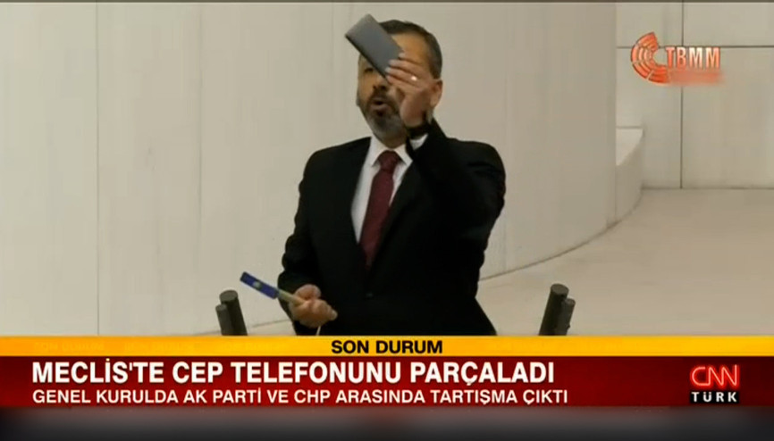Mecliste cep telefonunu parçaladı Mecliste cep telefonunu parçaladı